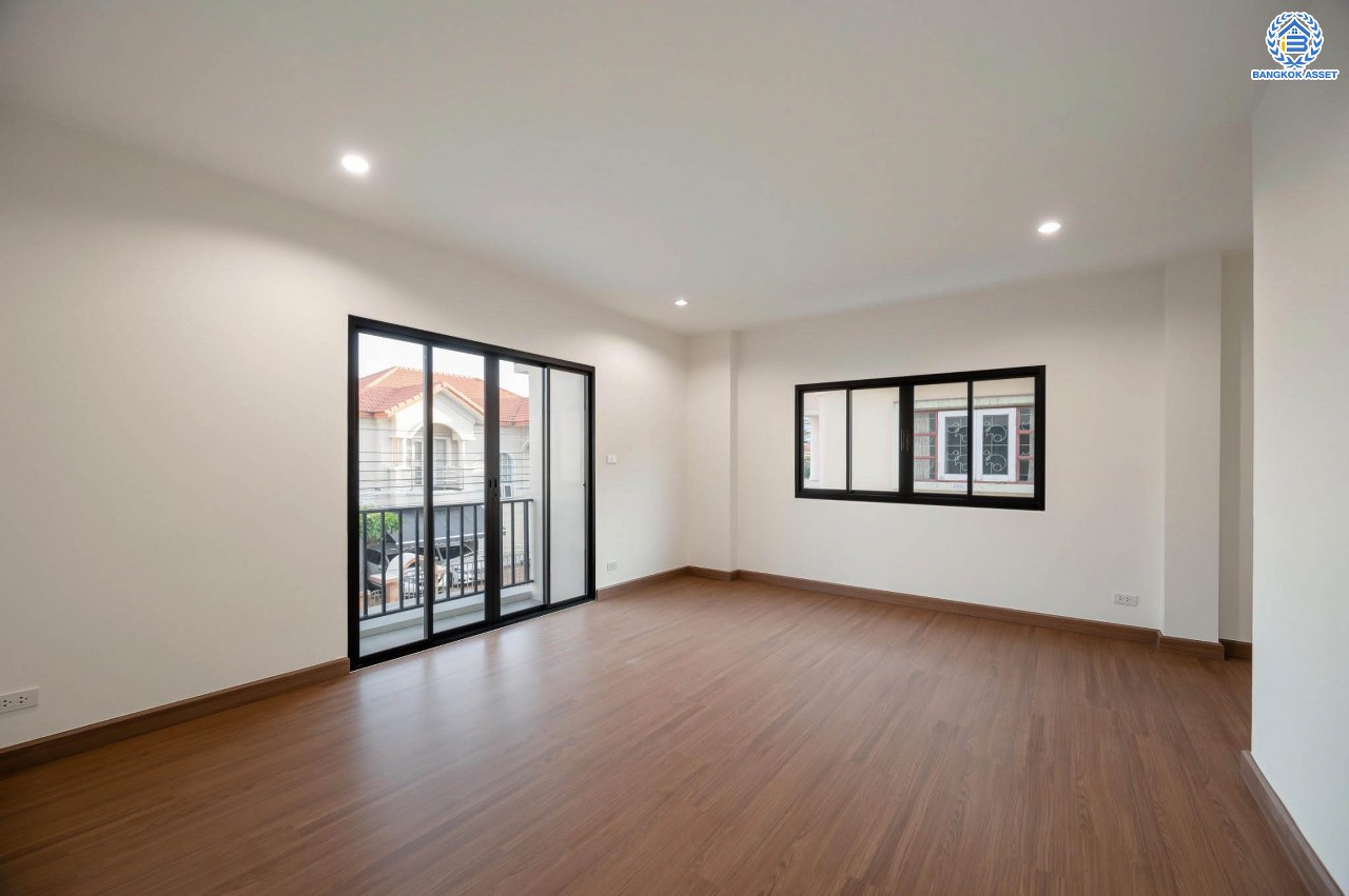 บ้านเดี่ยวมือสอง ตกแต่งใหม่ โครงการ ศศิธร บางบอน3 รองรับทุกความสุข เนื้อที่ 65.3 ตร.ว. ฟังก์ชัน 3 ห้องนอน 3 ห้องน้ำ 1 ห้องอเนกประสงค์ จอดรถได้ 2 คัน บนทำเลเดินทางสะดวก ใกล้รถไฟฟ้าสายสีน้ำเงิน "สถานีหลักสอง" และจุดขึ้นทางด่วน "พระราม2" และ The Mall บางแค